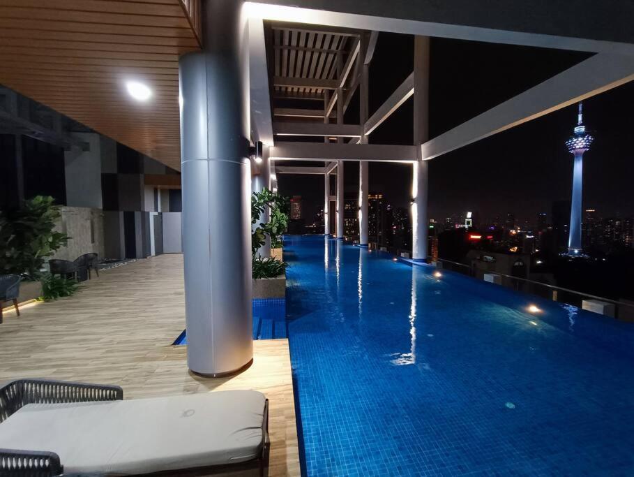 Pangsapuri Cl16a Muji Style Balcony Infinity Pool Klcc View Kuala Lumpur